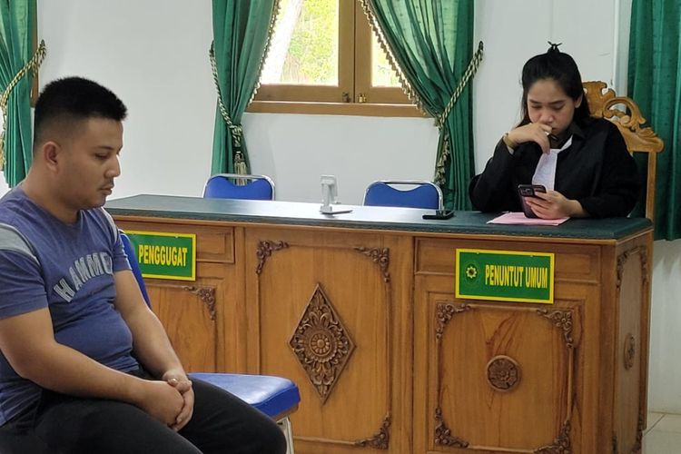 Kepala KPLP Lapas Nunukan Kaltara Muhammad Miftahuddin (32) yang melakukan penganiayaan terhadap Napi hingga tewas, dihadirkan dalam sidang dakwaan di PN Nunukan. Miftah hanya mengenakan kaos biasa dalam sidang perdananya