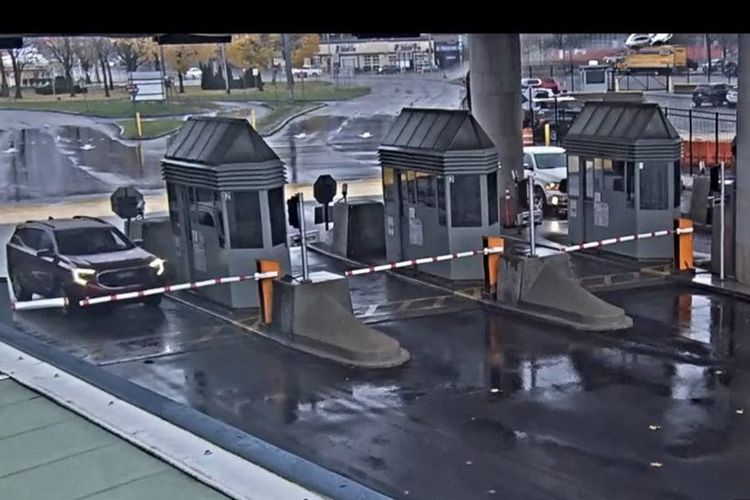 Tangkapan layar dari kamera CCTV menunjukkan kondisi pos pemeriksaan di perbatasan Amerika Serikat-Kanada saat sebuah mobil meledak di dekat Air Terjun Niagara, Ontario, Kanada, Rabu (22/11/2023).
