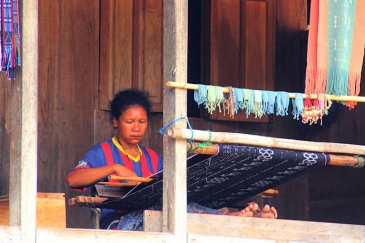 Proses kerajinan tangan tenun tradisional khas Kampung Bena, Desa Tiworiwu, NTT