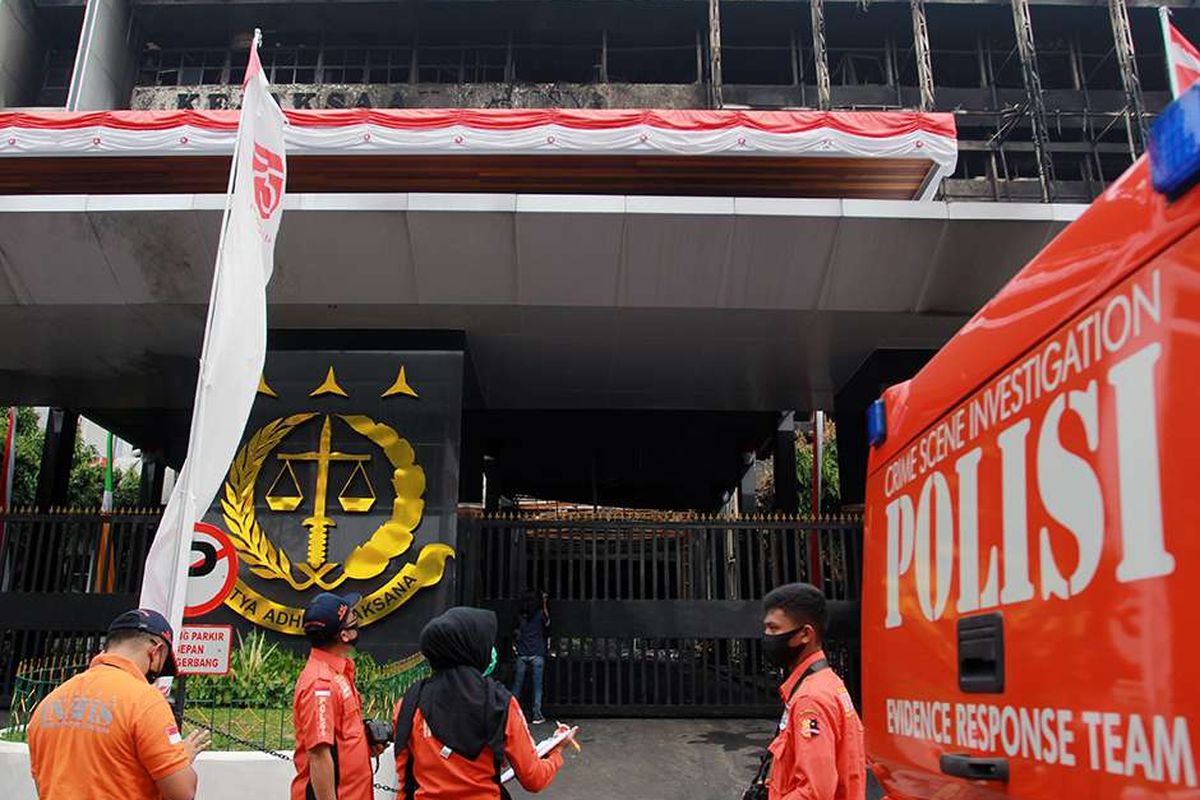 Petugas Indonesia Automatic Fingerprint Identification System (INAFIS) Mabes Polri bersiap melakukan olah tempat kejadian perkara (TKP) kebakaran gedung utama Kejaksaan Agung di Jakarta, Senin (24/8/2020). INAFIS dan Puslabfor Mabes Polri melakukan olah TKP untuk mengetahui penyebab kebakaran yang menghanguskan seluruh gedung utama Kejaksaan Agung.