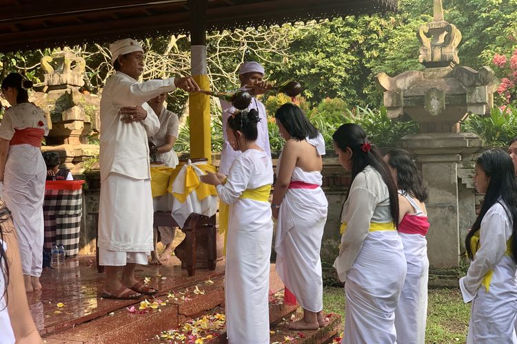 Sebanyak 200 peserta mengikuti Melukat di Museum Indonesia, Taman Mini Indonesia Indah (TMII), Jakarta Timur, pada Minggu (26/4/2026) sore. Para peserta kemudian melanjutkan prosesi penyiraman di tempat pancuran.  Satu per satu peserta akan dipercikan air suci di bagian kepala sebagai tanda prosesi Melukat telah selesai. Lalu diberikan tetesan air suci ke telapak tangan untuk diminum, serta diberikan pengikat kepala dan gelang tanda pernah melaksanakan Melukat.