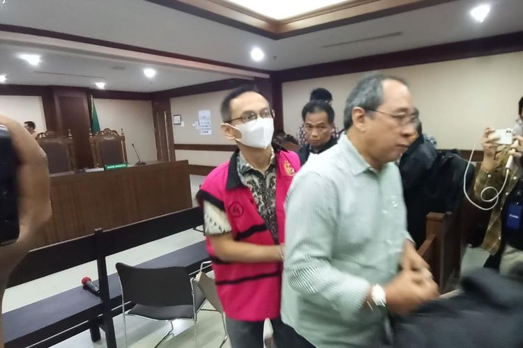 Direktur PT Basis Utama Prima Muhammad Yusrizki Muliawan (berbaju tahanan merah muda) usai menjalani sidang dakwaan di Pengadilan Negeri Jakarta Pusat, Kamis (16/11/2023)