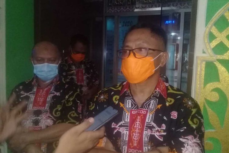 Sekretaris Daerah Maluku, Kasrul Selang saat memberikan keterangan kepada wartawan di Kantor Gubernur Maluku, Kamis malam (28/5/2020)