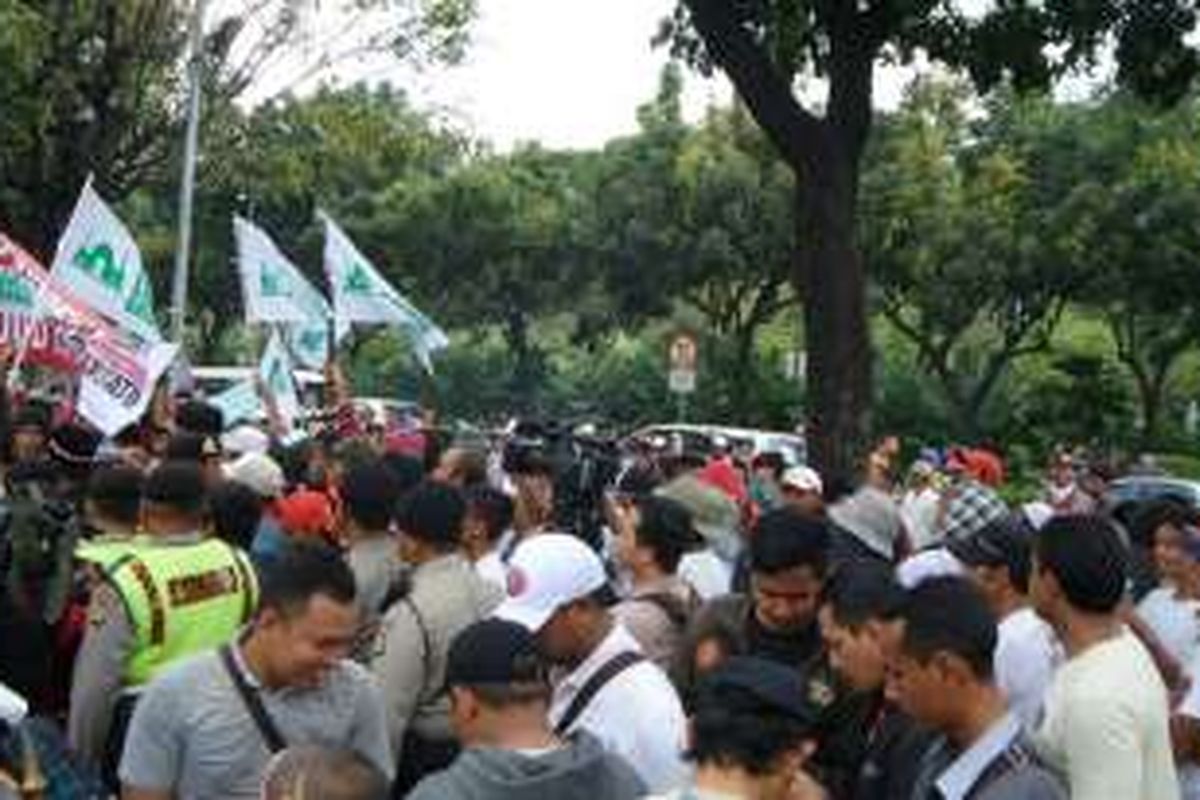 Warga Luar Batang melakukan aksi unjuk rasa di depan Balai Kota DKI Jakarta menuntut Gubernur DKI Jakarta Basuki Tjahaja Purnama untuk turun dari jabatan, Selasa (3/5/2016). 