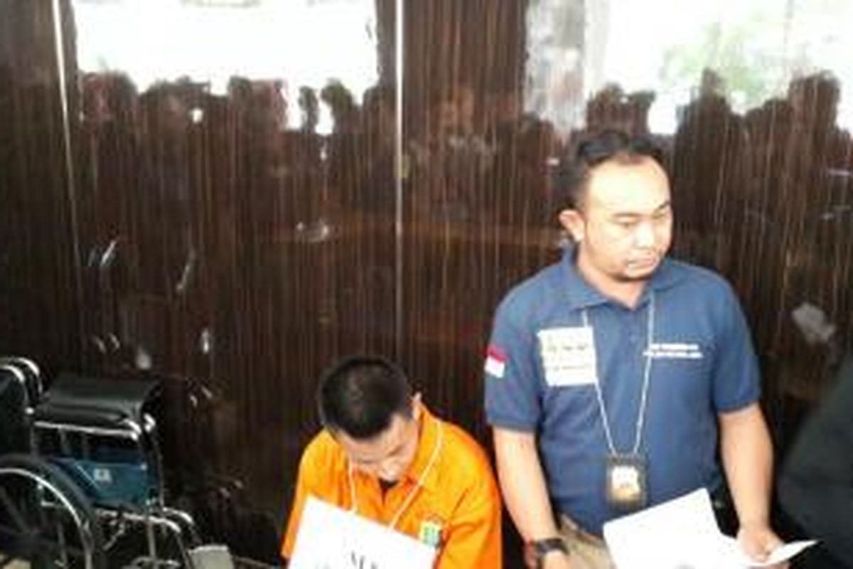 Mursalim (25), tersangka pembunuh Yoshimi Nishimura (28) warga negara asing (WNA) asal Jepang menjalani rekonstruksi di Apartemen Casa Grande, Tebet, Jakarta Selatan, Senin (14/9/2015).