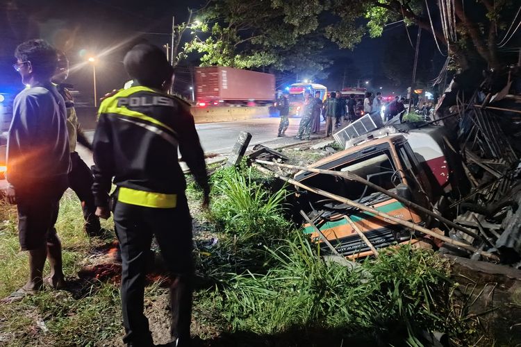 Truk Rem Blong Tabrak Mobil, Motor dan Kios, Driver Ojol Meninggal Dunia