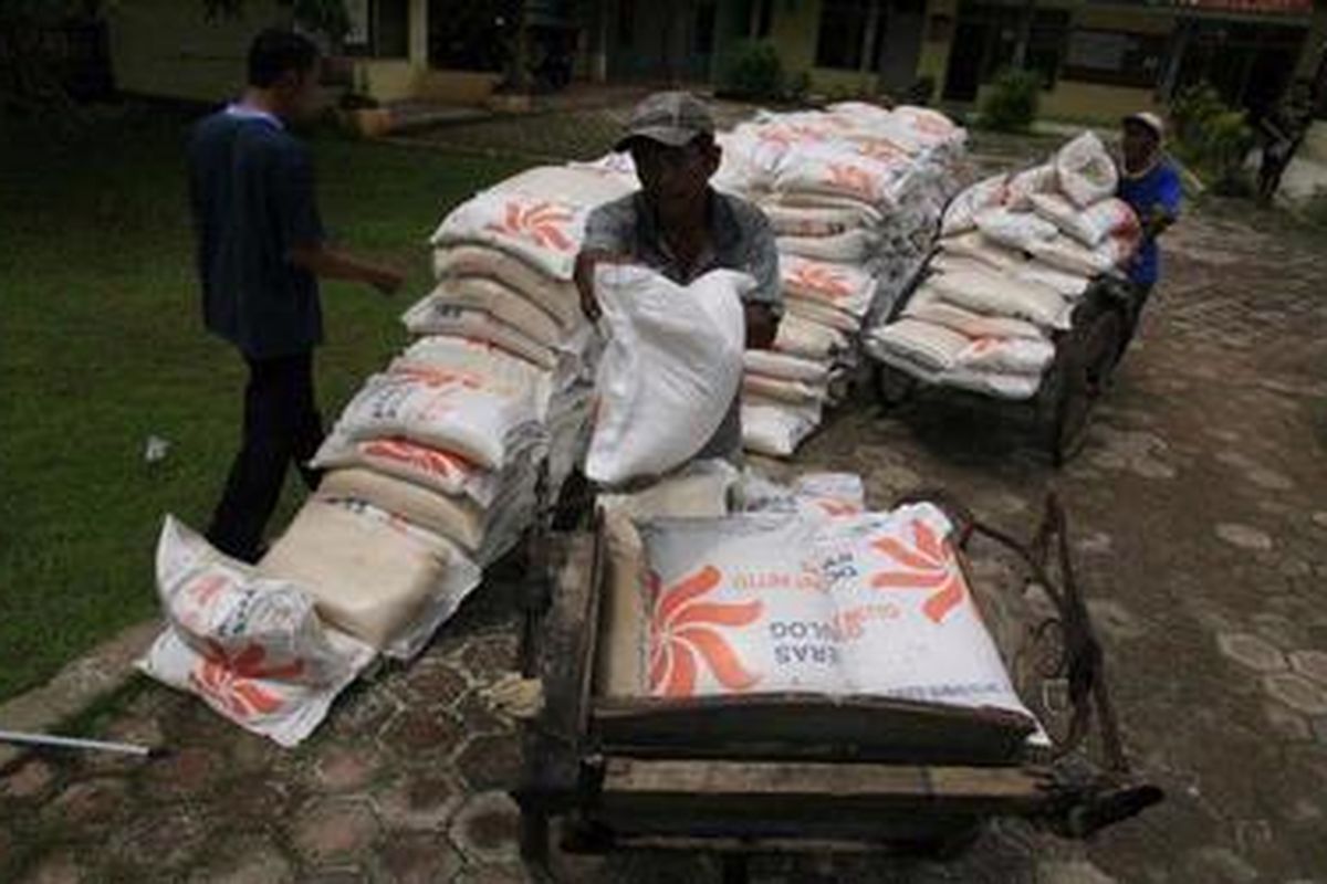 Tukang becak menyalurkan beras untuk keluarga miskin (raskin) di Karawang, Jawa Barat, beberapa waktu lalu.