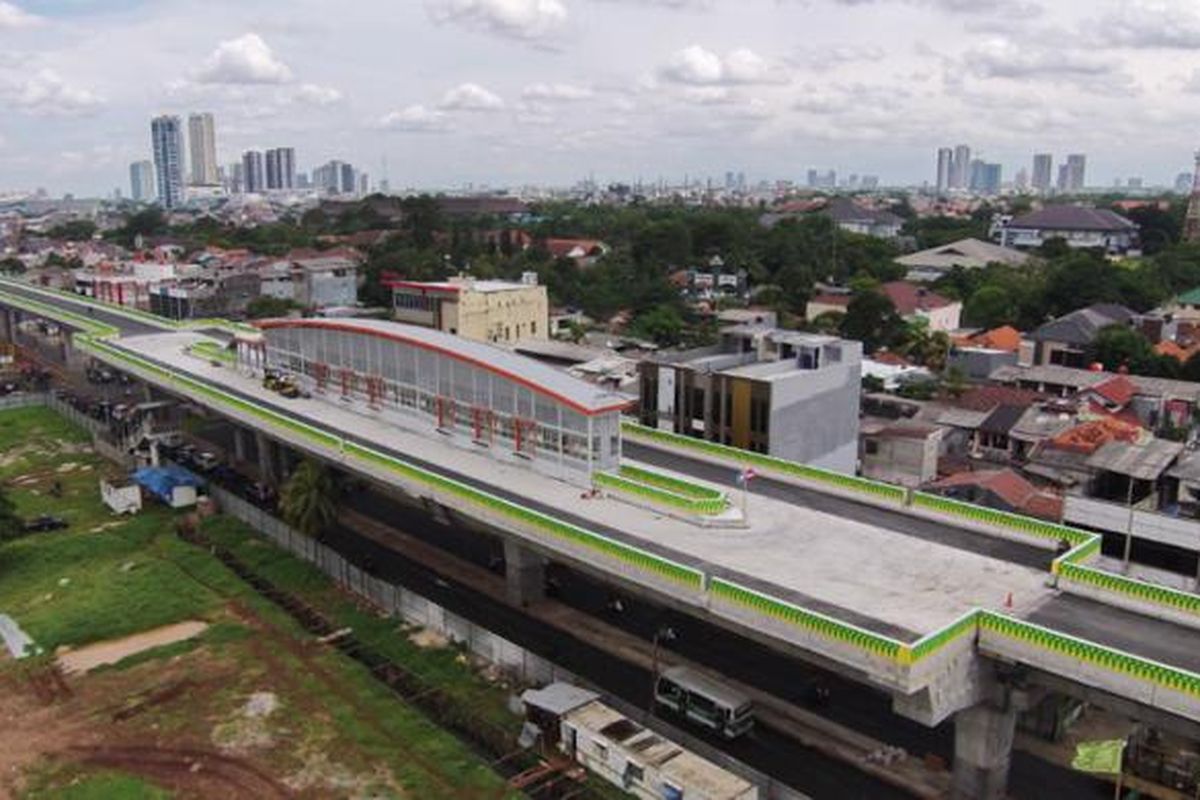 Halte transjakarta Seskoal di Koridor 13, rute Ciledug - Kapten Tendean, Jakarta, Rabu (18/1/2017). Jalur transjakarta sepanjang 9,3 kilometer ini akan dilengkapi 12 halte dan direncanakan beroperasi mulai Juni 2017.