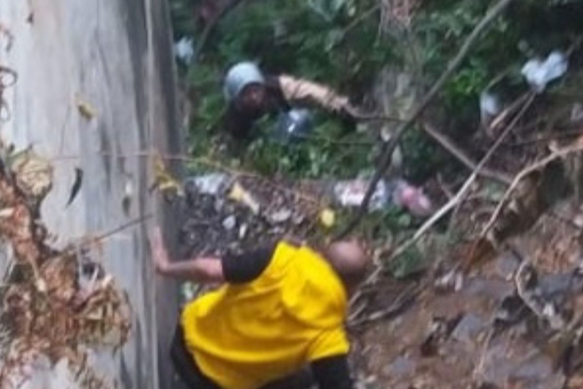 Seorang perempuan bernama Dewi Permatasari (19) terjatuh dari sepeda motornya ke bawah Jembatan Soekarno-Hatta (Suhat) di sisi barat pada Kamis (12/9/2024).