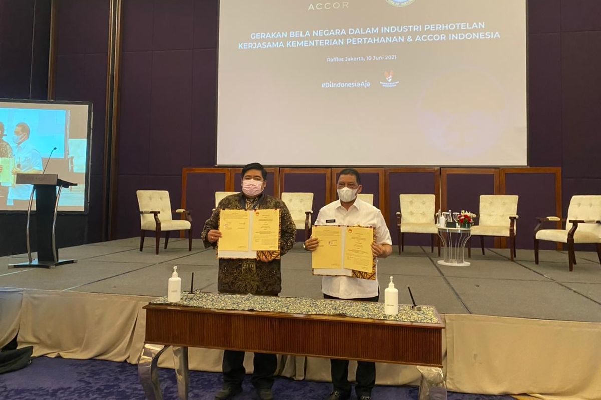 Penandatanganan kerja sama bela negara di perhotelan oleh Dirjen Pothan Kemhan, Mayor Jenderal TNI Dadang Hendrayudha dan Senior Vice President Operations and Government Relations, Accor Indonesia
Malaysia , Adi Satria.