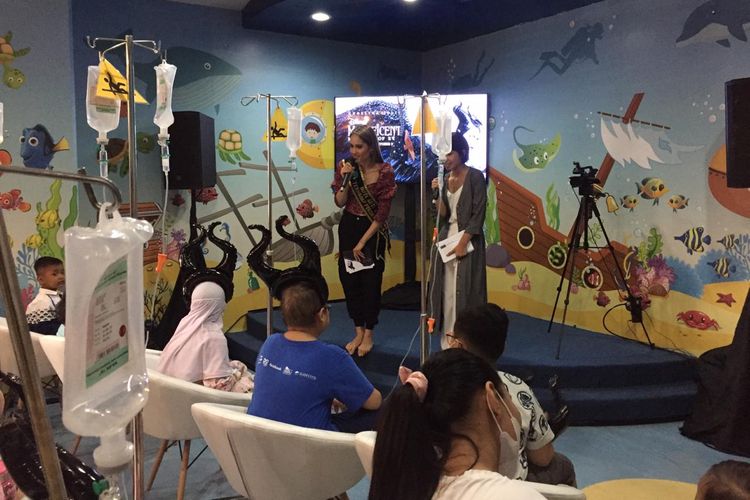 Cinta Laura menjadi moderator untuk menyambung pertamuan melalui video call antara aktris Angelina Jolie dengan anak-anak pengidap kanker di Rumah Sakit Kanker Dharmais, Jakarta Barat, Kamis (3/10/2019).
