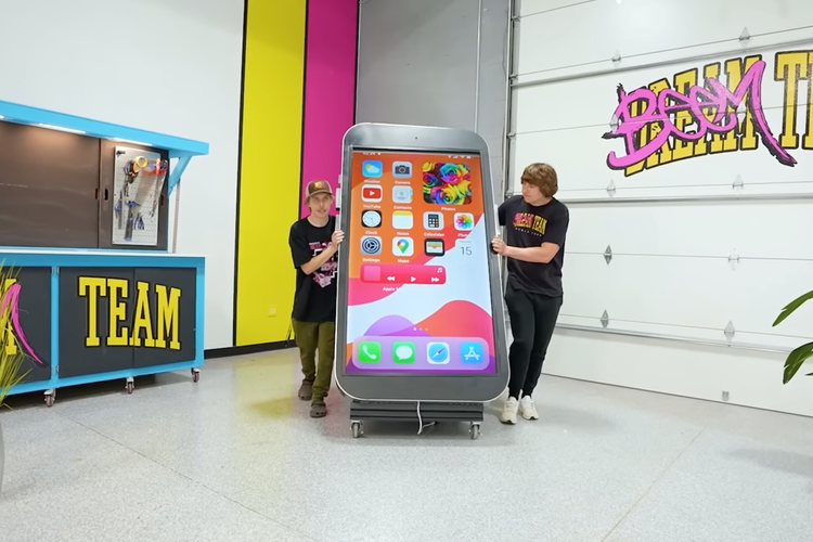 YouTuber bernama Matthew Beem membuat iPhone berukuran raksasa dengan tinggi dua meter