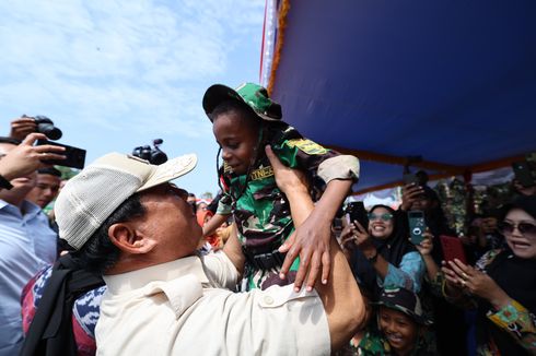 Momen Prabowo Gendong hingga Cium Tentara Cilik di Papua