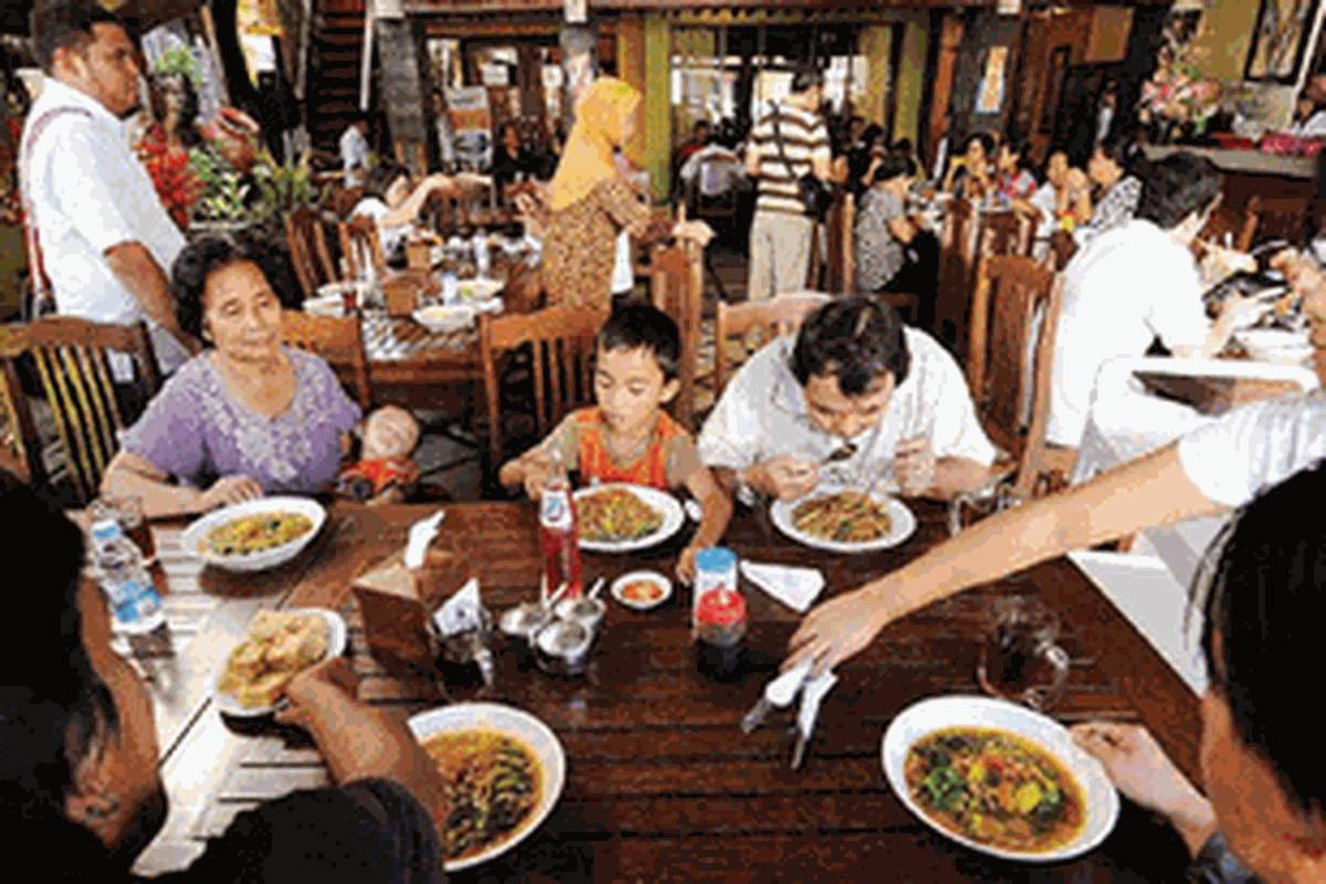 Sarapan tinutuan atau bubur manado di rumah makan Dego-Dego, Jalan Wakeke, Manado, Sulawesi Utara.  