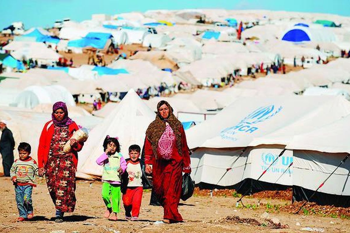 Suasana kamp pengungsi Atme di Provinsi Idlib, Suriah, yang terletak dekat perbatasan dengan Turki, Selasa (19/3). Jumlah pengungsi akibat konflik berkepanjangan di Suriah terus bertambah karena belum tampak tanda-tanda perang saudara di negeri itu akan segera berakhir.