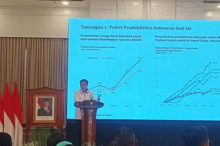 Menaker Yassierli saat memberikan paparan pada acara Peluncuran Dokumen Masterplan Produktivitas Nasional di Kantor Bappenas, Jakarta, Selasa (7/10/2025).