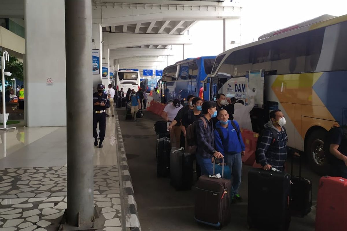 Penumpang bus DAMRI yang sedang antre.