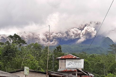 Indonesia’s Mount Merapi Continuously Spews Hot Clouds and Ash
