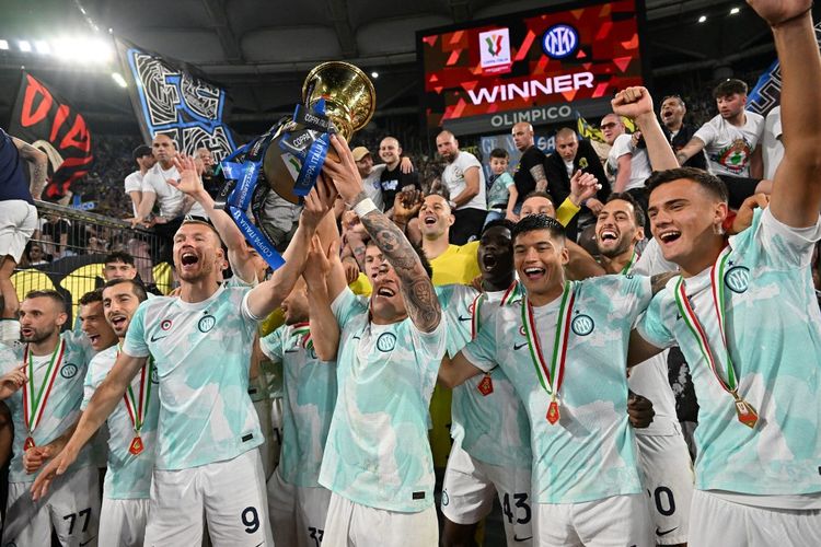 Inter Milan merayakan gelar juara Coppa Italia 2022-2023 setelah mengalahkan Fiorentina. Laga Fiorentina vs Inter Milan di Stadion Olimpico, Kamis (25/5/2023) dini hari WIB, berakhir dengan skor 1-2. (Photo by Alberto PIZZOLI / AFP)