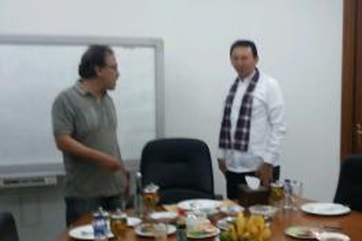 Iwan Fals (kiri) saat diterima Plt Gubernur DKI Jakarta Basuki Tjahaja Purnama, di ruang kerjanya, di Balaikota Jakarta, Jumat (27/6/2014)