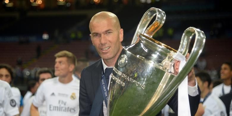 Pelatih Real Madrid, Zinedine Zidane, mengangkat trofi Liga Champions di Stadion San Siro, Milan, pada Sabtu (28/5/2016).