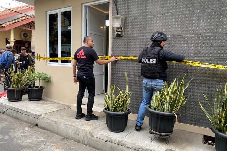 Polisi menggeledah rumah Alex Bonpis di Kampung Bahari, Jakarta Utara pada Selasa (17/1/2023) sore. Rumah itu tampak sudah dipasangi garis polisi. 