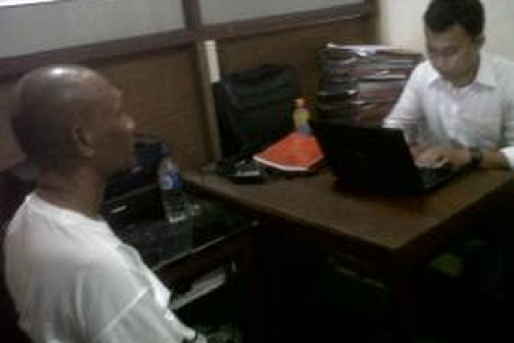 Ibrahim Latuconsina, pengusaha di Ambon yang merekayasa kematiannya karena terbelit utang piutang, menjalani pemeriksaan di Polres Ambon, Senin (9/12/2013)