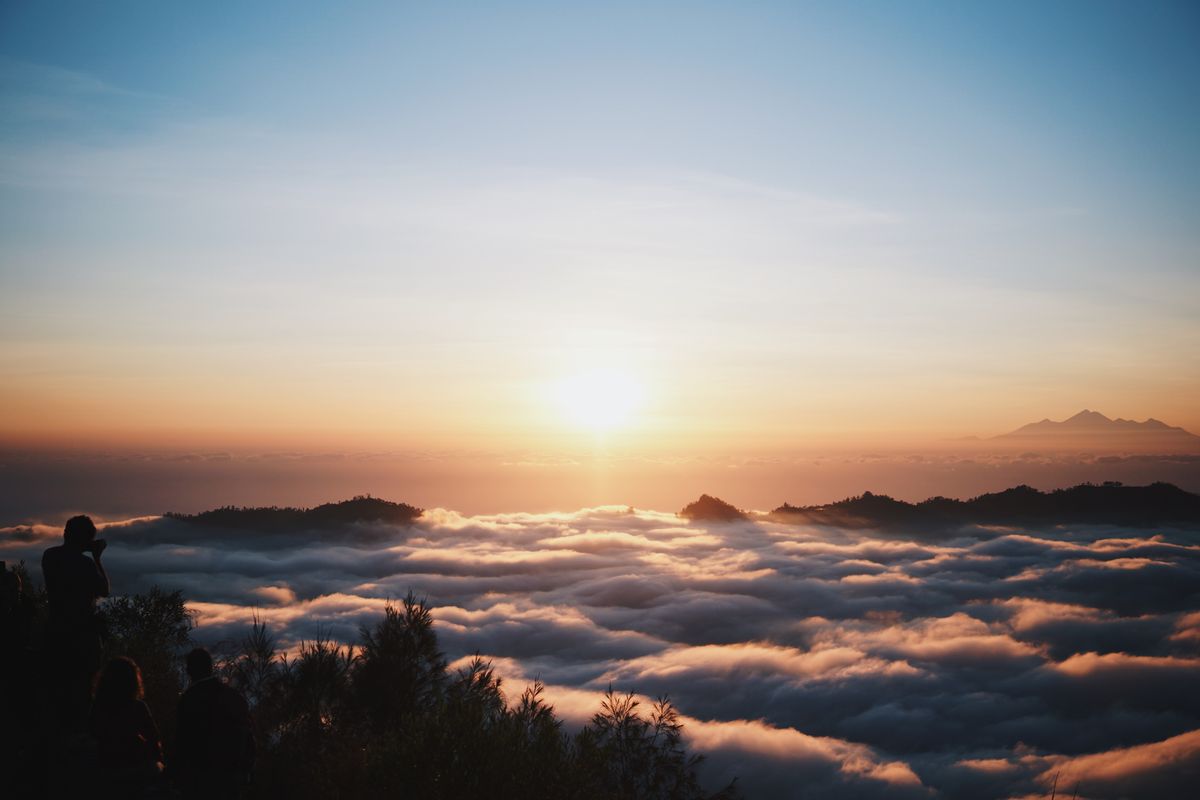 Ilustrasi sunrise atau matahari terbit dari Gunung Batur, Bali.