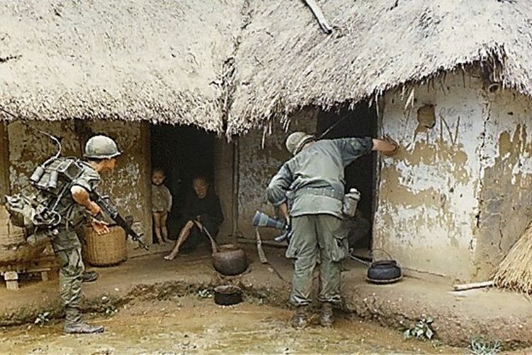 Pasukan AS menggeledah sebuah desa mencari anggota Viet Cong.