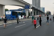 Sejumlah Pemuda Main Bola di Tengah Jalan Tol Dalam Kota yang Ditutup