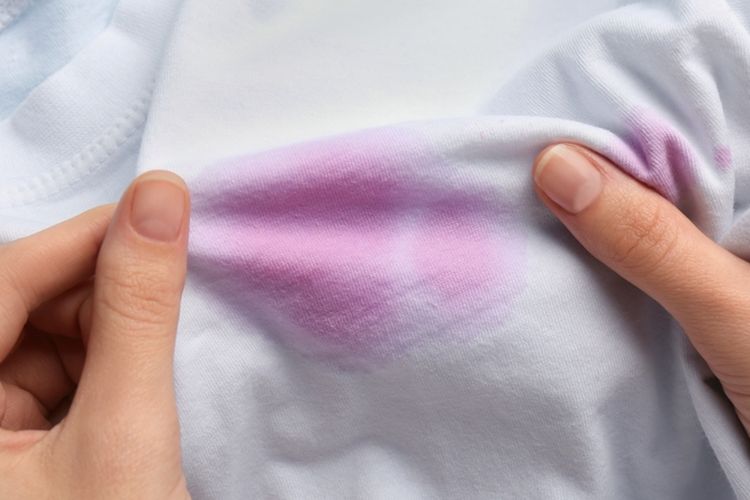 Ilustrasi noda stabilo pada pakaian.