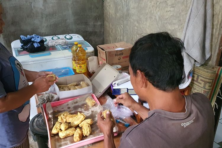 Hastin Astuti membuat Makanan Kecil di Rumahnya di Kapanewon Playen, Gunungkidul Jumat (28/1/2022)