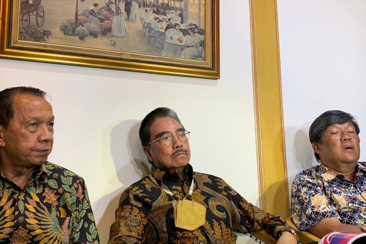 Hotma Sitompoel saat menggelar konferensi pers di kawasan Menteng, Jakarta Pusat, Senin (4/10/2021)