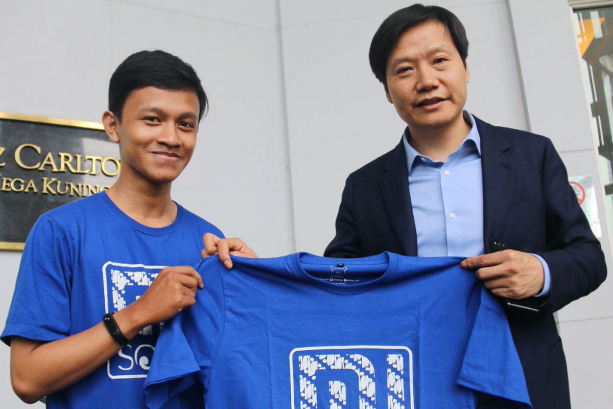 Foto saat Mi Fans Solo Mushthafa Kamil (kiri) bertemu dengan CEO Xiaomi Lei Jun, sebagaimana diunggah oleh pengamat gadget Herry SW ke Twitter.