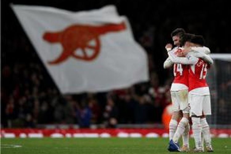 Para pemain Arsenal merayakan gol Olivier Giroud ke gawang Manchester City saat kedua tim bertemu pada lanjutan Premier League di Stadion Emirates, Senin (21/12/2015).