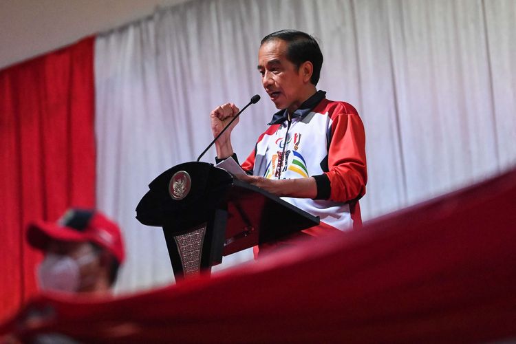 Presiden Joko Widodo menyampaikan sambutan saat upacara penutupan Peparnas Papua di Stadion Mandala, Kota Jayapura, Papua, Sabtu (13/11/2021). Peparnas ke-XVI, pesta olahraga multicabang bagi atlet penyandang disabilitas yang digelar di Papua pada 2-15 November tersebut resmi ditutup oleh Presiden Jokowi.