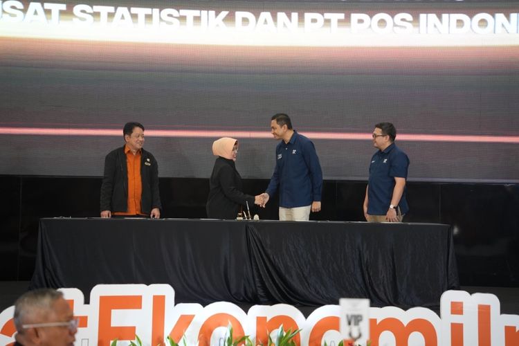 Kepala BPS RI Amalia Adininggar Widyasanti dan Direktur PT Pos Indonesia Daud Joseph (tengah) berjabat tangan sebagai tanda kerja sama antara BPS RI dengan PT Pos Indonesia dalam Senus Ekonomi 2026.