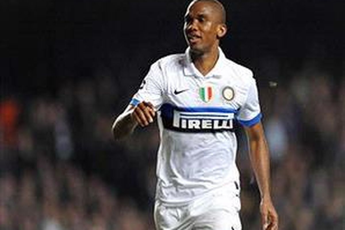 Striker Inter Milan, Samuel Etoo, lega setelah membobol gawang Chelsea.