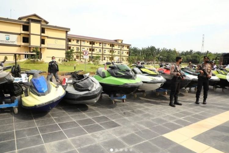Polda Sumut menyita total aset bos judi online terbesar di Sumut, Apin BK alias Jonni, di antaranya 21 jetski, dua speedboat, dan satu kapal.