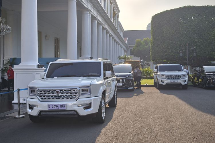 Maung-maung Putih Berdatangan ke Istana Kepresidenan Antarkan Para Menteri