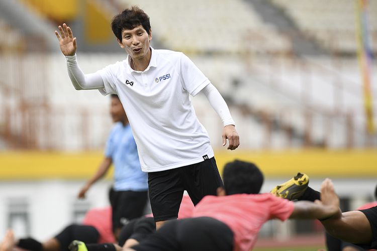 Pelatih Timnas Indonesia U-19 Gong Oh-kyun (kiri) memberikan instruksi saat seleksi pemain Timnas Indonesia U-19 di Stadion Wibawa Mukti, Cikarang, Bekasi, Jawa Barat, Senin (13/1/2020). Sebanyak 51 pesepak bola hadir mengikuti seleksi pemain Timnas U-19 yang kemudian akan dipilih 30 nama untuk mengikuti pemusatan latihan di Thailand.