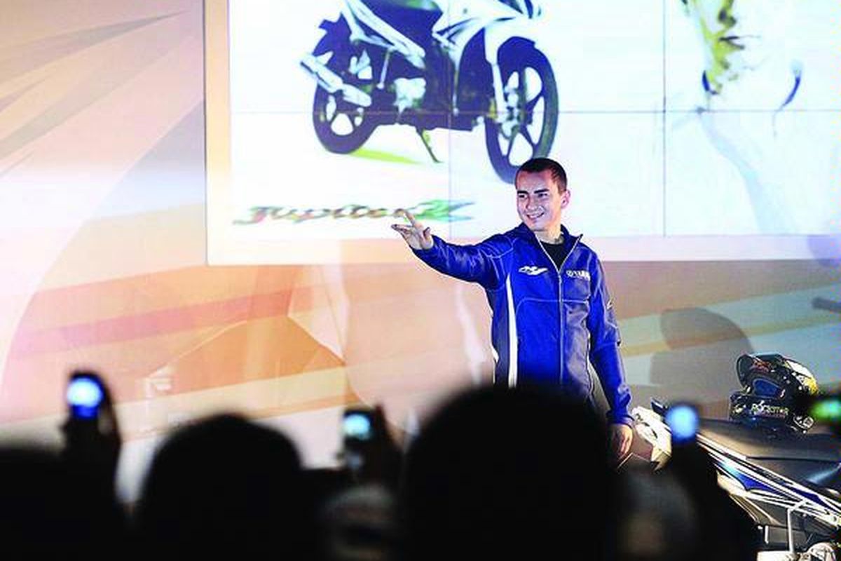 Pembalap MotoGP dari tim Yamaha, Jorge Lorenzo, menyapa penggemarnya yang hadir di Jakarta, Jumat (13/1). Jorge Lorenzo menjadi runner-up seri MotoGP tahun 2011 di bawah Casey Stoner.