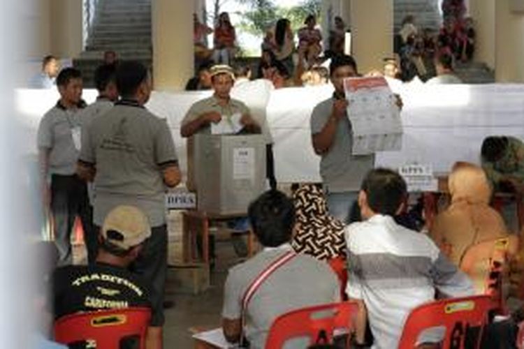 Petugas penyelenggara pemungutan suara menghitung surat suara di tempat pemungutan suara (TPS) di Gedung Penyelamatan Tsunami Gampong Lambung, Meuraxa, Banda Aceh, Rabu (9/4/2014).  