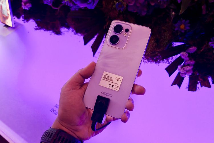 Bagian punggung Oppo Reno 13F 5G. Ponsel ini dirilis bersamaan dengan Oppo Reno 13 5G di Jakarta, Kamis (16/1/2025).