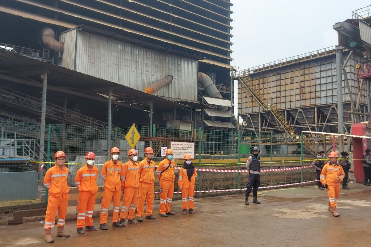 Pihak Safety Tsingshan, salah satu tenant PT IMIP, bersama satuan pengamanan objek vital nasional (PAM Obvitnas) Kawasan IMIP bersiaga mengamankan lokasi kejadian pascakecelakaan kebakaran tungku smelter No. 41 tadi pagi pukul 06.15 WITA.