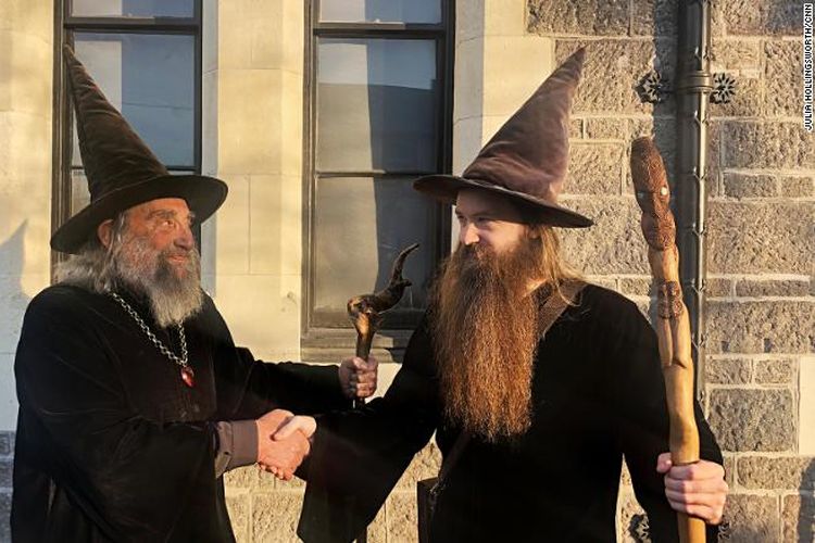 The Wizard dan muridnya Ari Freeman di pusat kota Christchurch, Selandia Baru, pada 2 Juni 2020.