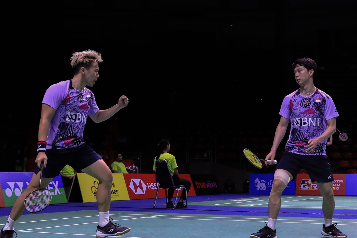 Marcus Fernaldi Gideon/Kevin Sanjaya Sukamuljo setelah mendapat poin saat melawan Kang Min-hyuk/Seo Seung-jae (Korea Selatan) pada perempat final Thailand Open 2023 di Indoor Stadium Huamark, Jumat (2/6/2023). Marcus/Kevin lolos ke semifinal dan akan melawan ganda putra China, Liang Wei Keng/Wang Chang.