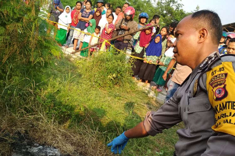 Polisi tengah melakukan identifikasi penemuan mayat twrbakar tanpa kepala dan kaki di Desa Ciranggon,  Majalaya,  Karawang,  Kamis (7/12/2017).