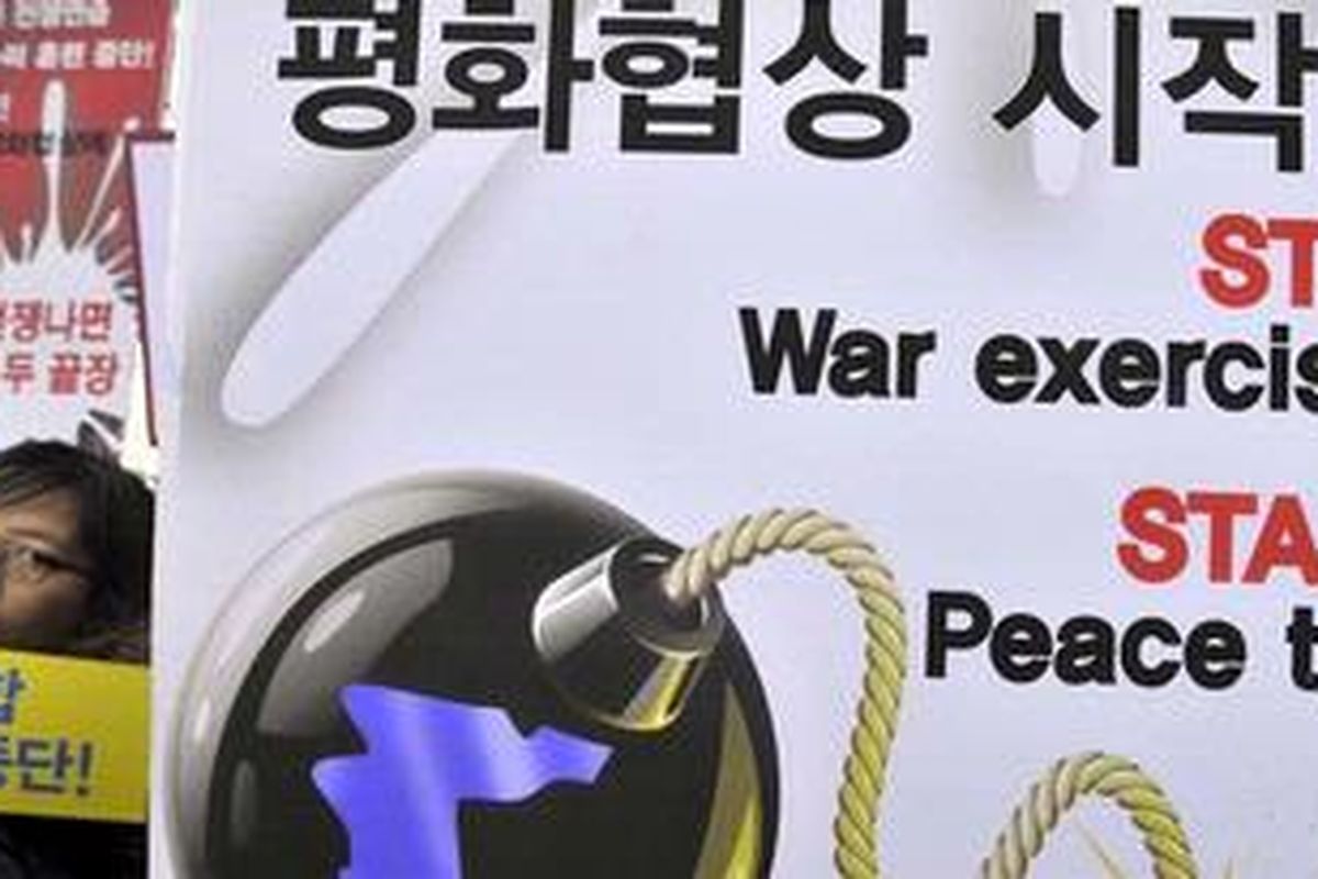 Para aktivis anti-perang di Seoul, Korea Selatan, menentang latihan perang yang bisa memicu ketegangan baru di Semenanjung Korea.