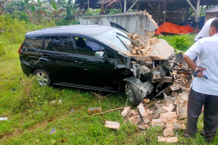 Mobil komisioner KPU Sumenep yang alami kecelakaan di Jalan Raya Kabupaten Desa Lenteng Barat, Kecamatan Lenteng, Kabupaten Sumenep, KM–13, Kamis (30/3/2023).